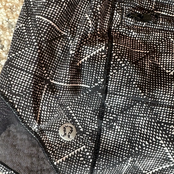Lululemon size 8 Reg Shorts - Picture 4 of 4